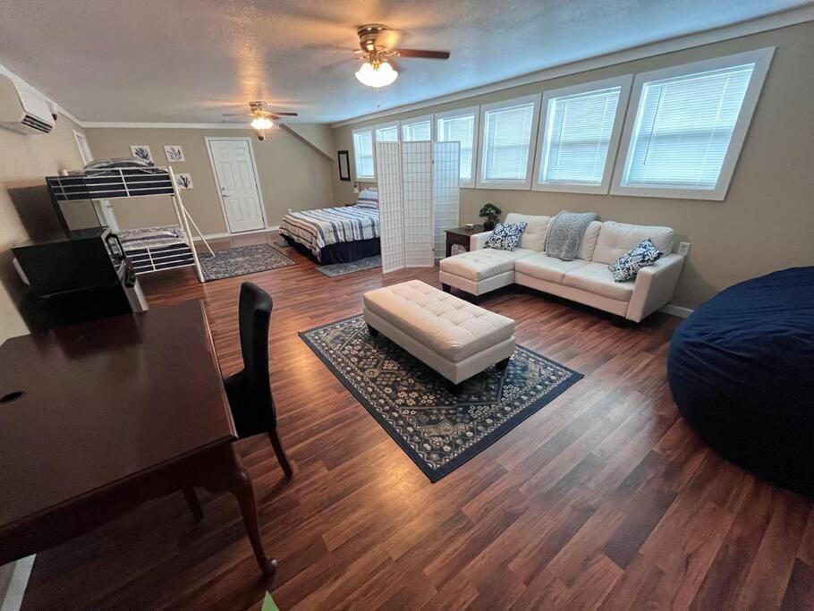 Skinny Big House In Jefferson City Экстерьер фото